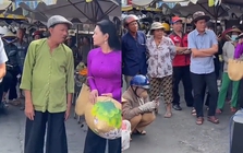 Nữ NSƯT từ Mỹ về, cùng trùm Điền Quân ra chợ, người dân xúm lại tắc cả đường