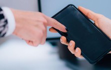 Cho người khác mượn điện thoại: Quên gì thì quên, cấm được quên thao tác 5 giây này nếu không muốn lộ hết bí mật