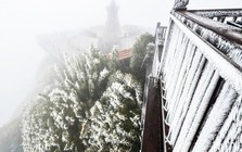 Nhiệt độ giảm xuống -3°C rạng sáng, băng giá phủ trắng đỉnh Fansipan