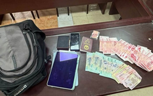 Tài xế công nghệ bất ngờ phát hiện ba lô chứa loạt tiền mặt 500k và ngoại tệ: Công an vào cuộc xác minh