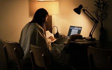 Đi cà phê một mình với nhiều tài sản giá trị thì phải xoay xở sao khi cần đi vệ sinh?