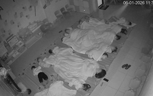 Bức ảnh học sinh mầm non ngủ trưa ở Hà Nội đang gây tranh cãi: Mẹ quá nhạy cảm hay các cô thực sự thiếu ý tứ?