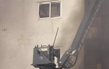 Hà Nội: Ngôi nhà cao tầng trên phố Lê Lợi bốc cháy ngùn ngụt, có người mắc kẹt