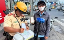 Người vi phạm giao thông không nộp phạt: Nếu không có lương để khấu trừ thì sao?