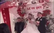 Clip cô dâu, chú rể bị ném mắm tôm ngay trên sân khấu ở Ninh Bình: Công an vào cuộc, hé lộ nguồn cơn