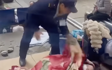 Bệnh viện Bạch Mai yêu cầu cho thôi việc bảo vệ "ném chăn" người nhà bệnh nhân khi trời giá rét