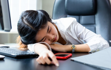 Ai vẫn ngủ trưa tư thế này tại văn phòng nên bỏ ngay