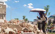 Phế thải chất đống trên đường Vành đai 1