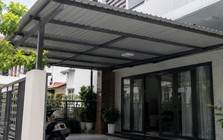 Tại sao ngày càng nhiều gia đình không còn làm mái hiên tôn? 2 vật liệu thay thế vừa che nắng mưa, vừa giúp mặt tiền sang hơn