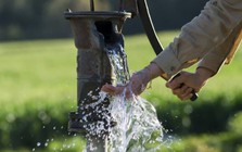 Vì sao đã có nước máy, nhiều gia đình vẫn sử dụng nước giếng khoan?