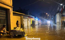 Hàng trăm nhà dân ở TPHCM ngập từ đêm đến sáng: 'Nước dâng nhanh, chỉ chưa đầy nửa giờ đã tràn vào'