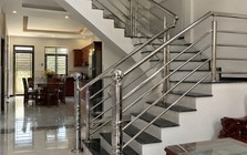Tại sao ngày càng nhiều gia đình không còn làm cầu thang inox? 2 vật liệu thay thế đẹp, dễ phối nội thất hơn