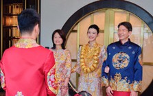 Xôn xao bức ảnh cưới cô dâu đeo vàng "ngập cổ", giá trị lên tới 10 tỷ đồng, mẹ chồng "thưởng nóng" ngay khi sinh con