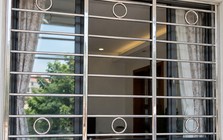 Tại sao ngày càng nhiều gia đình không còn làm chấn song cửa sổ inox? 2 vật liệu thay thế giúp cửa an toàn, đẹp mắt hơn