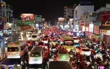 21h nhưng nhiều người tan làm từ chiều vẫn chưa thể về nhà: Các tuyến đường ùn tắc nghiêm trọng trong mưa lớn
