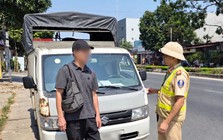 Kiểm tra xe tải lúc 12h20, công an phát hiện bất thường trong 7 thùng phi và 3 rổ nhựa