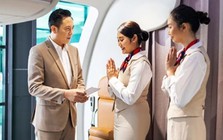 Vì sao tiếp viên hàng không nhìn vào giày của hành khách khi lên máy bay?
