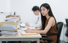 5 giờ chiều tan làm, sếp gọi vào phòng yêu cầu tăng ca thêm 2 tiếng: Nhân viên EQ cao chỉ nói đúng 1 câu
