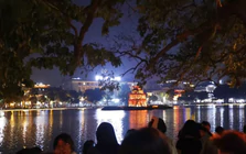 Biển người đổ về các hồ ở Hà Nội chờ xem pháo hoa