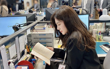 Đang làm việc, đồng nghiệp quay sang hỏi "Em rảnh không, giúp chị tí nhé": Người EQ cao đáp 1 câu mà vừa lòng cả đôi bên