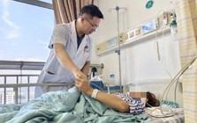 Cúi đầu dùng điện thoại nhiều giờ, nam sinh 19 tuổi bất ngờ liệt từ ngực trở xuống