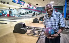 Cụ ông 100 tuổi vẫn đi chơi bowling hàng tuần chia sẻ bí quyết trường thọ