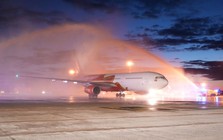 Đúng tối 10/10, một máy bay đặc biệt của Vietjet được chào đón bằng nghi thức phun vòi rồng tại sân bay Cộng hòa Séc