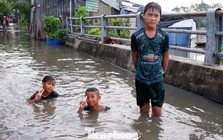 Triều cường dâng cao, trẻ em TPHCM hồn nhiên bơi lội trên đường phố