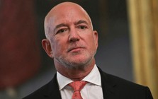 Tỷ phú Jeff Bezos gây chấn động với dự báo rằng AI sẽ đưa trở lại mô hình mỗi gia đình chỉ một người đi làm