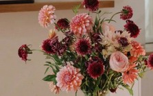 Vì sao nhiều gia đình thích cắm hoa tươi? 4 ý nghĩa về phong thủy, tài lộc và đời sống tinh thần không phải ai cũng biết