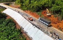 Cận cảnh cách xử lý điểm sụt lún dài 40m trên đèo Đại Ninh ở Lâm Đồng