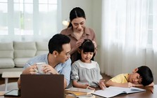 "Học bài xong mẹ cho xem tivi 1 tiếng" - Kiểu giáo dục giao dịch này đang hủy hoại con cái!