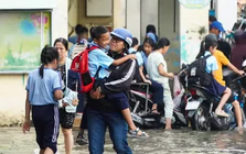 Nhiều trường học ở TPHCM cho học sinh tan học sớm tránh triều cường