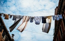 Vì sao nhiều nơi ở nước Mỹ cấm người dân phơi quần áo?