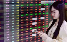 Chứng khoán 'đỏ lửa' đầu tuần, VN-Index mất hơn 14 điểm