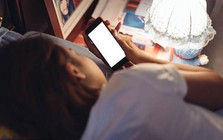 Lời khuyên dành cho những người nhất định phải xem điện thoại trước khi ngủ