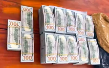 2 nhân viên ngân hàng 'tiếp tay' cho đường dây vận chuyển 52 triệu USD qua biên giới