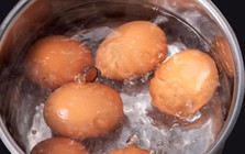Luộc trứng đừng chỉ cho nước lã: Thêm 1 thìa gia vị quen thuộc, bóc vỏ dễ dàng, trứng láng mịn đẹp mắt