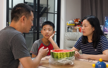 “Nay nóng quá mẹ ạ” - “Đầy người phải làm việc ngoài trời nắng kia kìa”: Kiểu nói chuyện của nhiều bố mẹ khiến con cái ngạt thở!