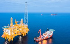 Mỏ dầu khổng lồ 100 triệu thùng của Việt Nam vừa đi vào khai thác, tập đoàn Mỹ lại khoan sâu gần 4.000m giữa biển, phát hiện dầu mới