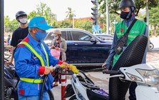 Doanh nghiệp tự quyết giá xăng dầu nhưng công bố giá mới ít nhất trước 30 phút