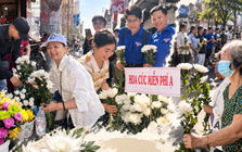 Người Sài Gòn nghĩa tình ngày tiễn đưa các anh hùng liệt sĩ: Tặng bông cúc trắng, nhường khoảng sân hai bên đường