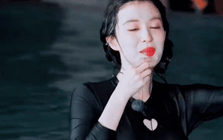 Bộ đồ bơi mỏng tang, o ép khiến Vương Sở Nhiên bị dòm ngó trên sóng truyền hình