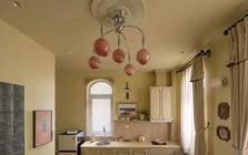Căn studio 28m² nổi bật với sắc hồng và vàng cát