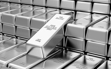 Giá bạc lao dốc, quỹ bạc lớn nhất thế giới tranh thủ "gom" hàng chục tấn