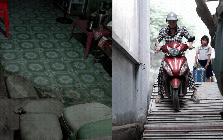 Cảnh tượng lạ trên con đường 93 tỷ đồng ở TP.HCM: Nhà dân lọt thỏm, xe máy phải xuống dốc