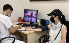 Nữ ca sĩ SN 1975 từ Singapore về nói thẳng tình hình của Hồng Nhung hiện tại