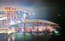Hạ thủy thành công nhịp cầu đi bộ 3.400 tấn, bắt đầu lai dắt về sông Sài Gòn