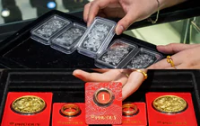 Người mua vàng bạc lỗ nặng thế nào?
