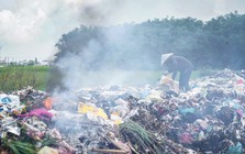 Lò đốt hỏng, công nhân ngày ngày châm lửa đốt rác giữa cánh đồng ở Ninh Bình